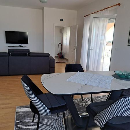 Apartments Pink House ポヴリャナ エクステリア 写真