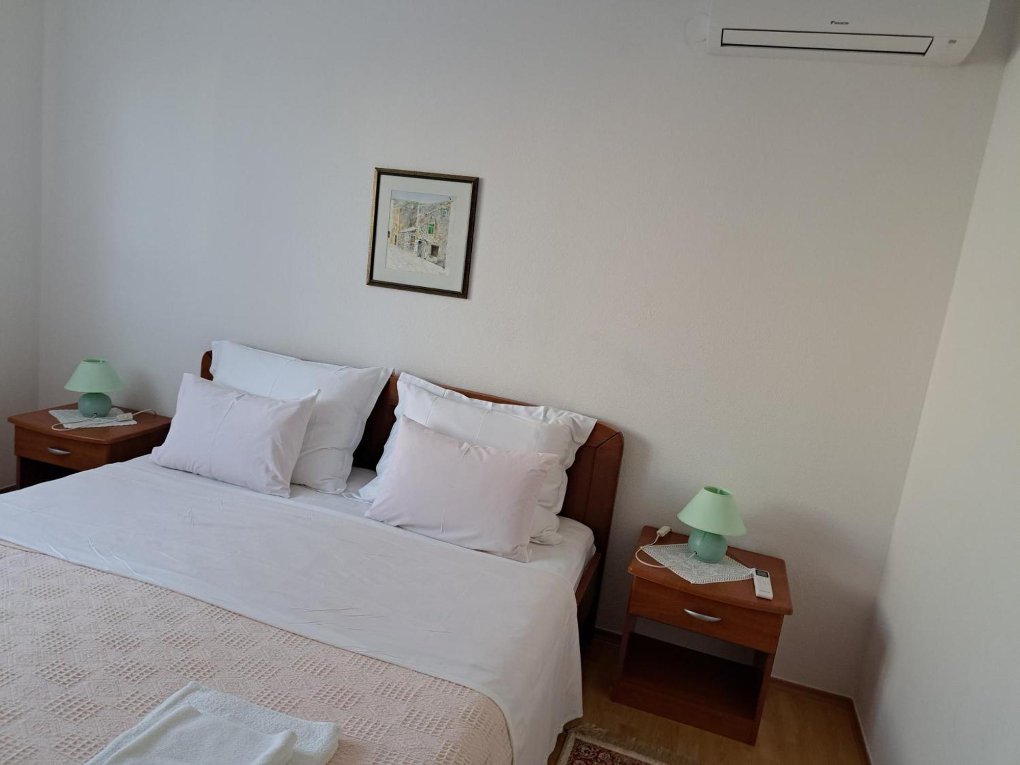 Apartments Pink House ポヴリャナ エクステリア 写真
