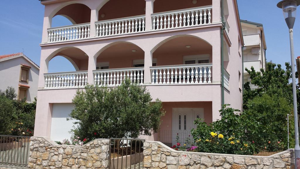 Apartments Pink House ポヴリャナ エクステリア 写真